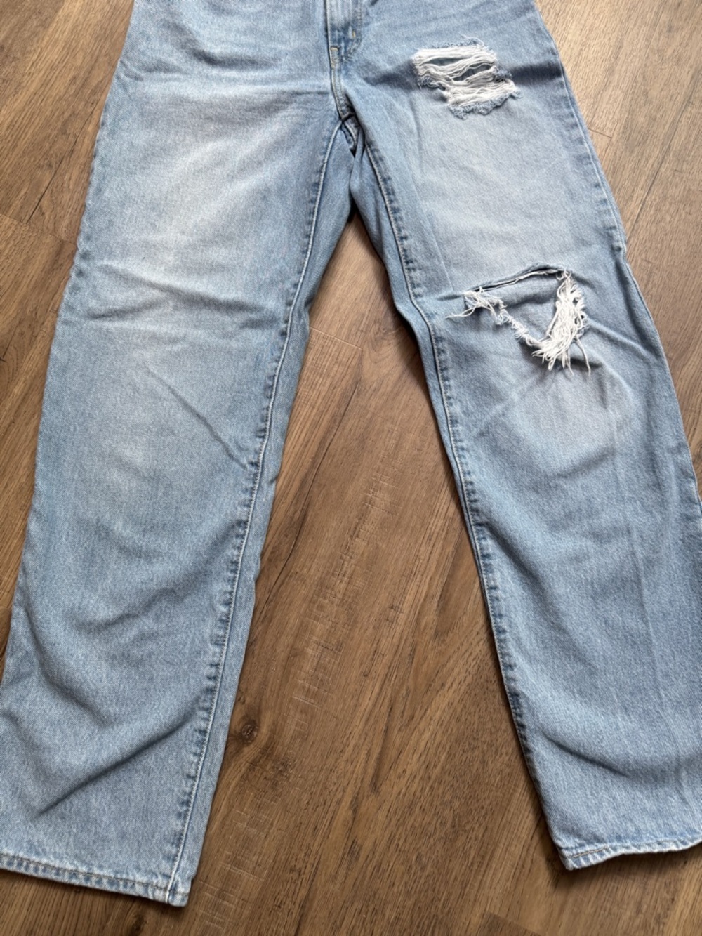 Levi Strauss & Co '94 Baggy Light Wash Distressed Jeans - Size 25x31 - Picture 4 of 13